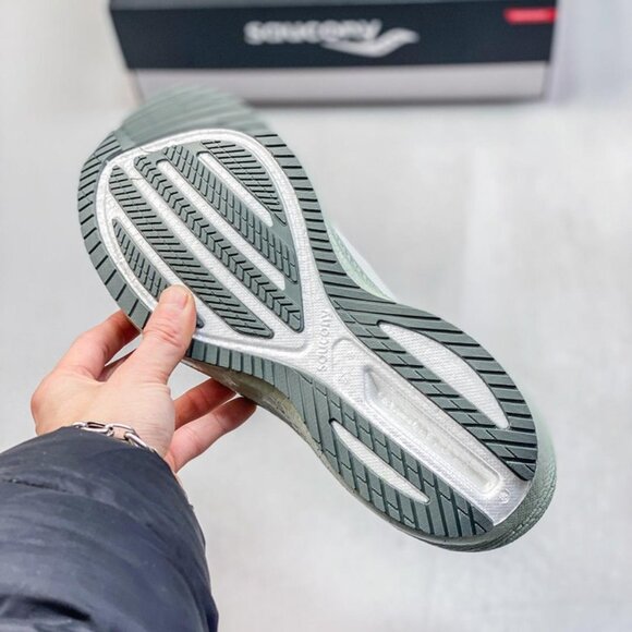 Saucony Triumph 21 Low-Top Gray & Green Running Shoes